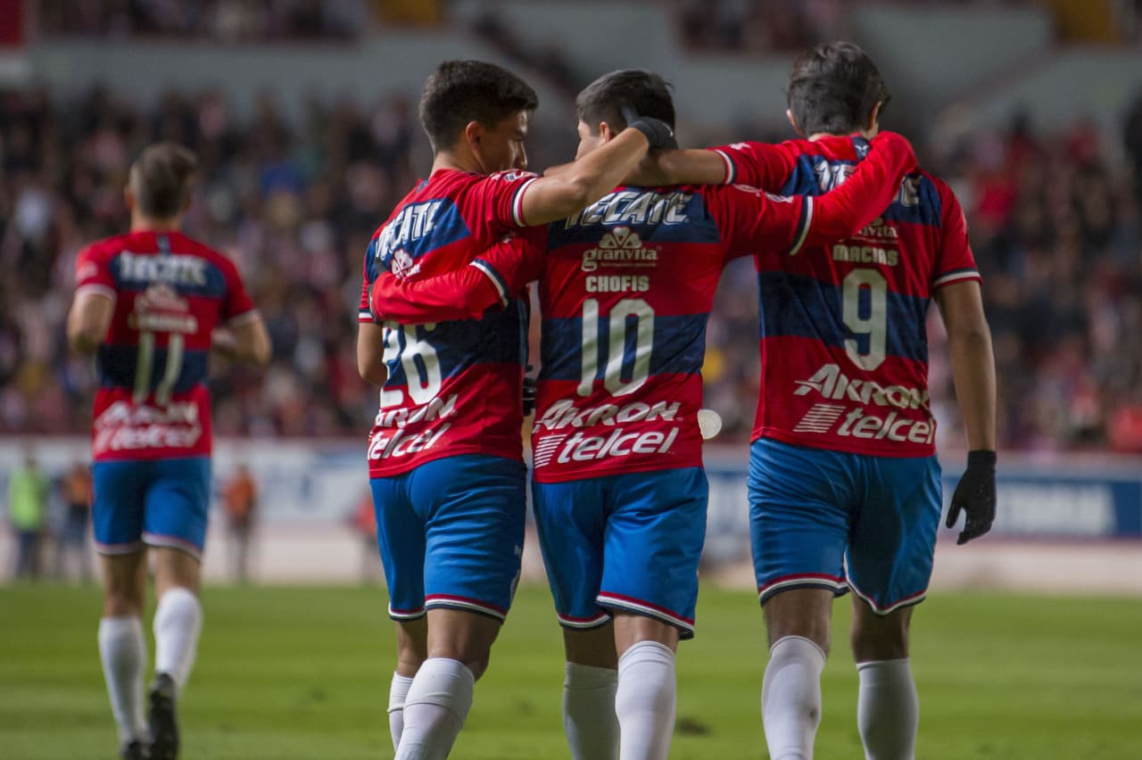 Con goles de Eduardo "Chofis" Lóez y Jesús Angulo, Chivas gana y cierra su pretemporada con marca perfecta.
