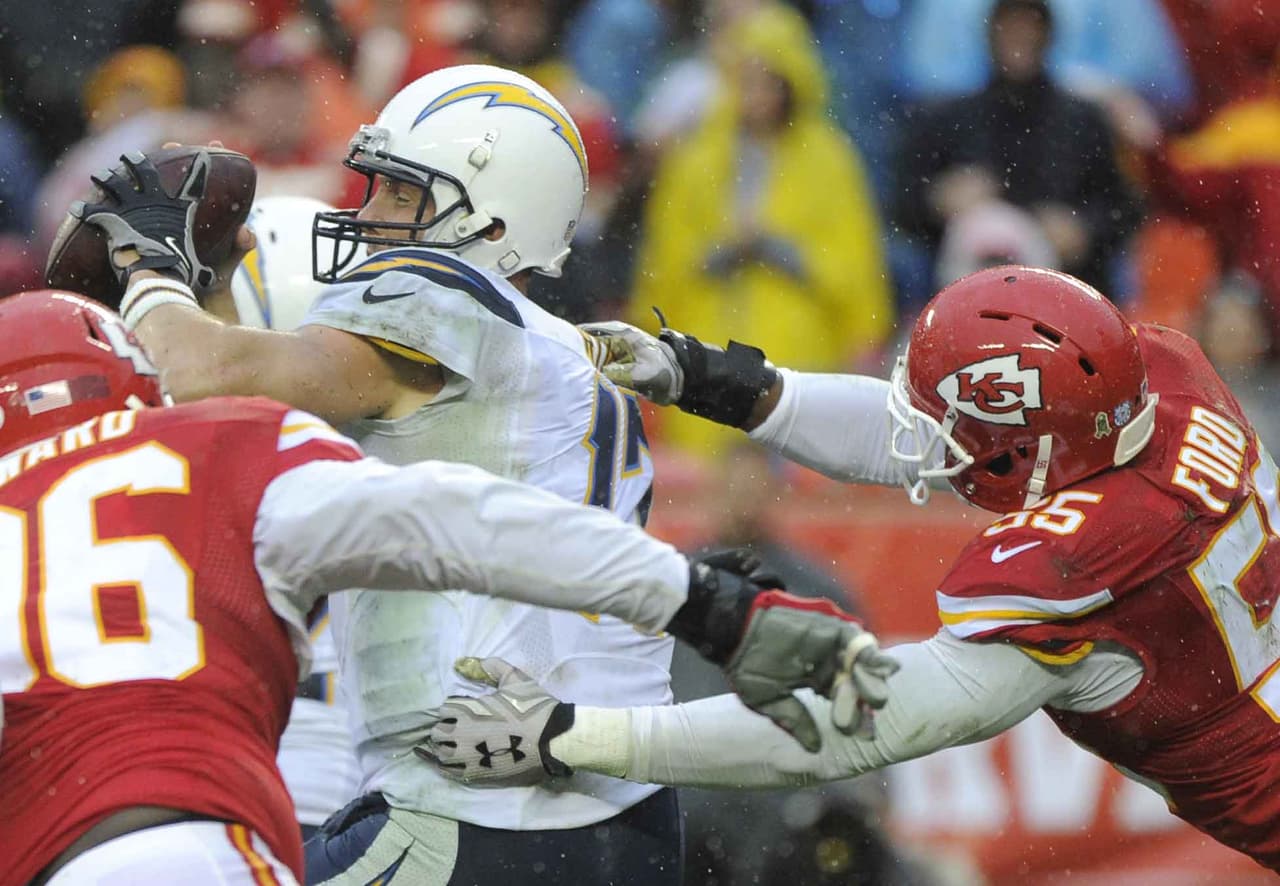 Dee Ford consiguió tres capturas llevando a los Chiefs a su séptima victoria al hilo al vencer 10-3 a los Chargers.