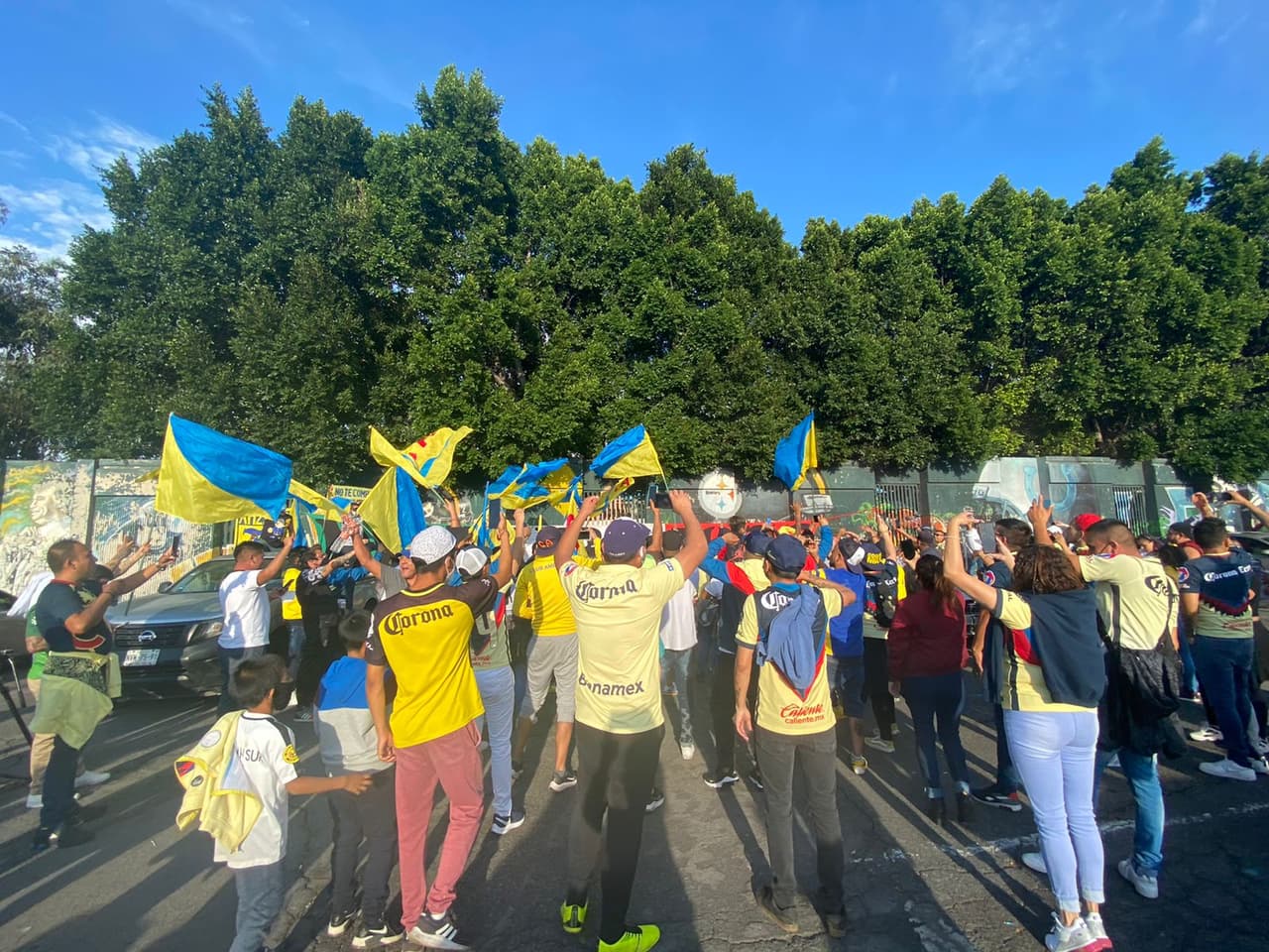 Cientos de aficionados azulcremas se dieron cita en el coloso de Santa Úrsula para recibir y apoyar a su equipo en busca de la remontada ante Pachuca.