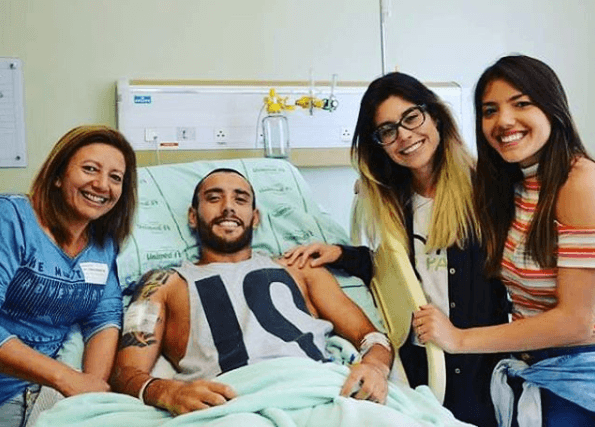 Luego está
<b>Alan Ruschel, </b>que sufrió una compresión/fractura en la tibia, una lesión abdominal y la vértebra 10 fracturada. Una de sus piernas estaba muy grave y fue el primer sobreviviente en ser rescatado.