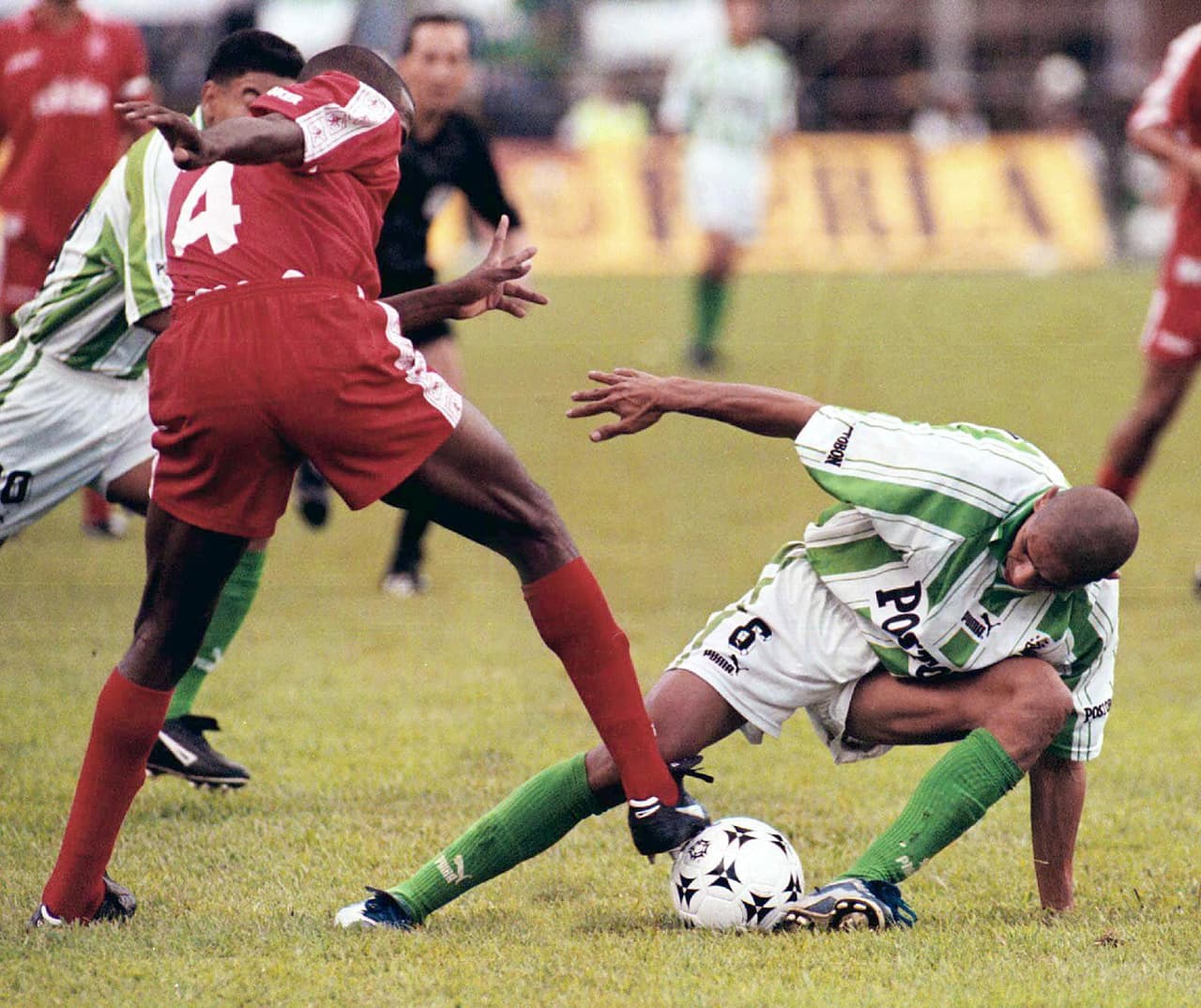 MEDELLIN, COLOMBIA - DECEMBER 19: Carlos Gonzalez (L) of America de Cali and Freddy Grisales of Atletico Nacional fight for the ball during the final of the Colombian soccer championship 19 December, 1999, in Medellin. Atletico Nacional won 4-2 in a penalty shootout. (Photo by: AFP/Getty Images)
