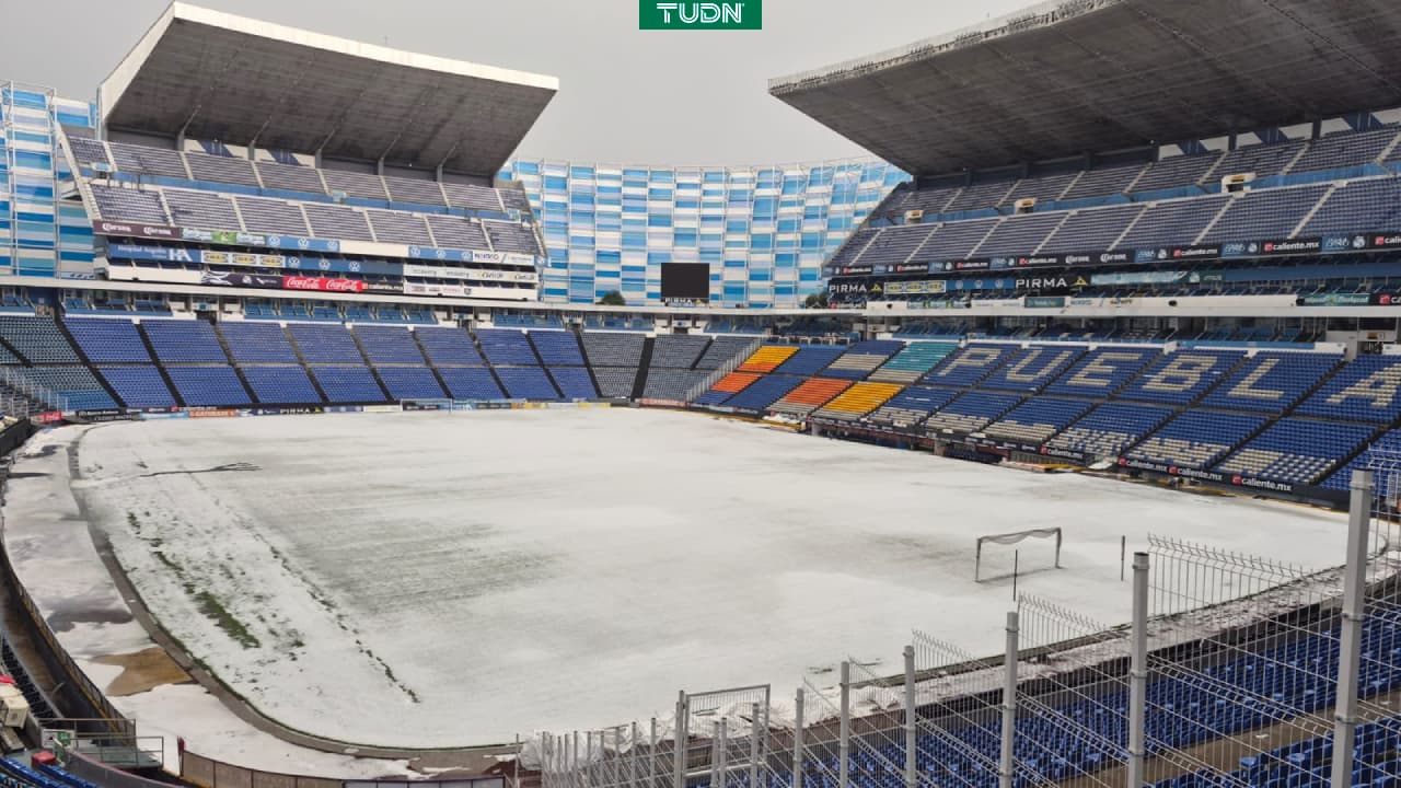Estadio Cuauhtémoc de Puebla se cubre de nieve en pleno verano