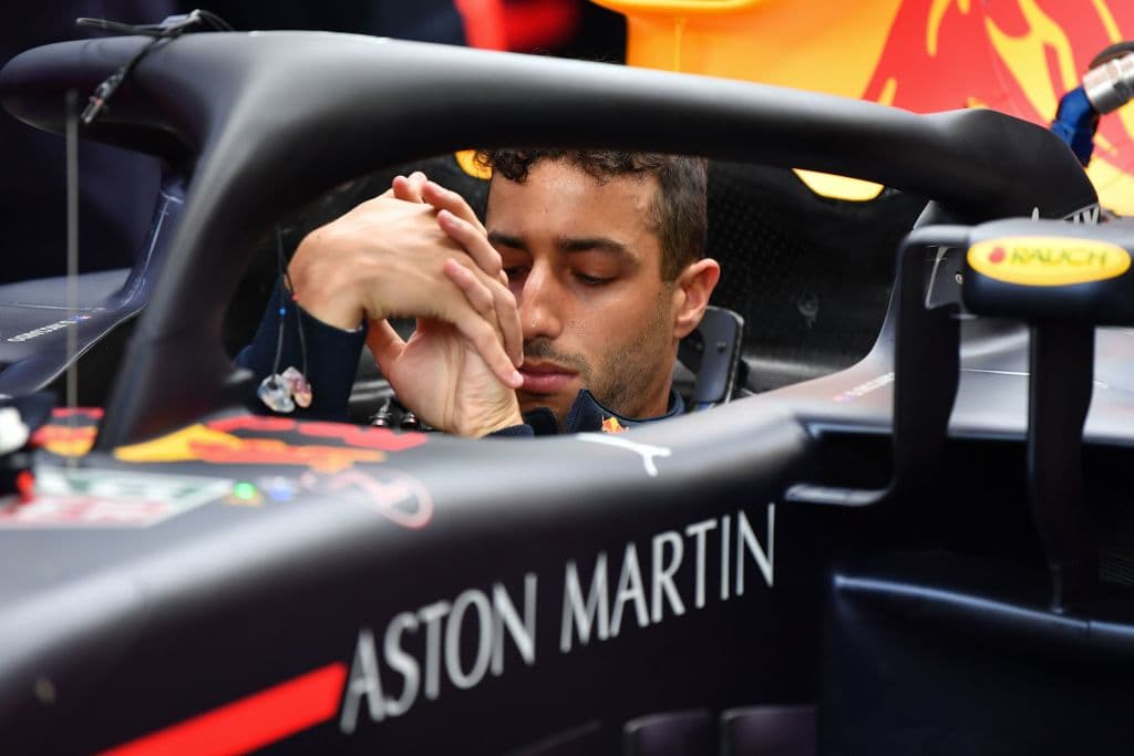 Con la responsabiliad que implica, y las ventajas que da, el australiano del equipo Red Bull Daniel Ricciardo se hizo con la 'pole position' en un circuito en el que es casi imposible rebasar.