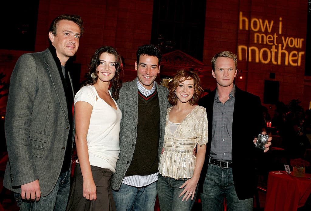 Hilary Duff será Sophie, quien le cuenta a su hijo la historia de cómo conoció a su padre.