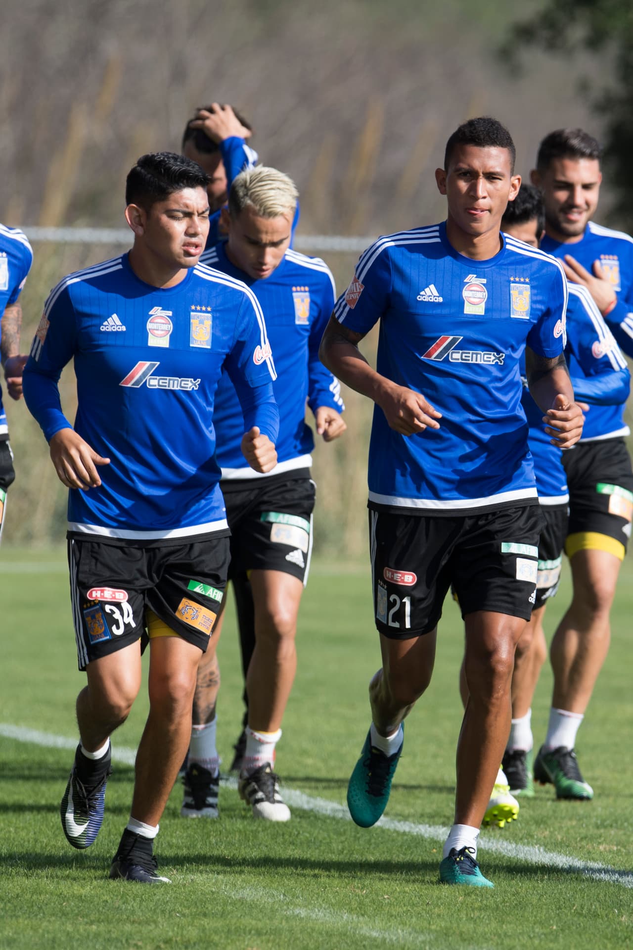 Con el paso del tiempo se integró al primer equipo 'felino', pero nunca logró ser importante para el 'Tuca', quien se mantenía en el banquillo de los regiomontanos.