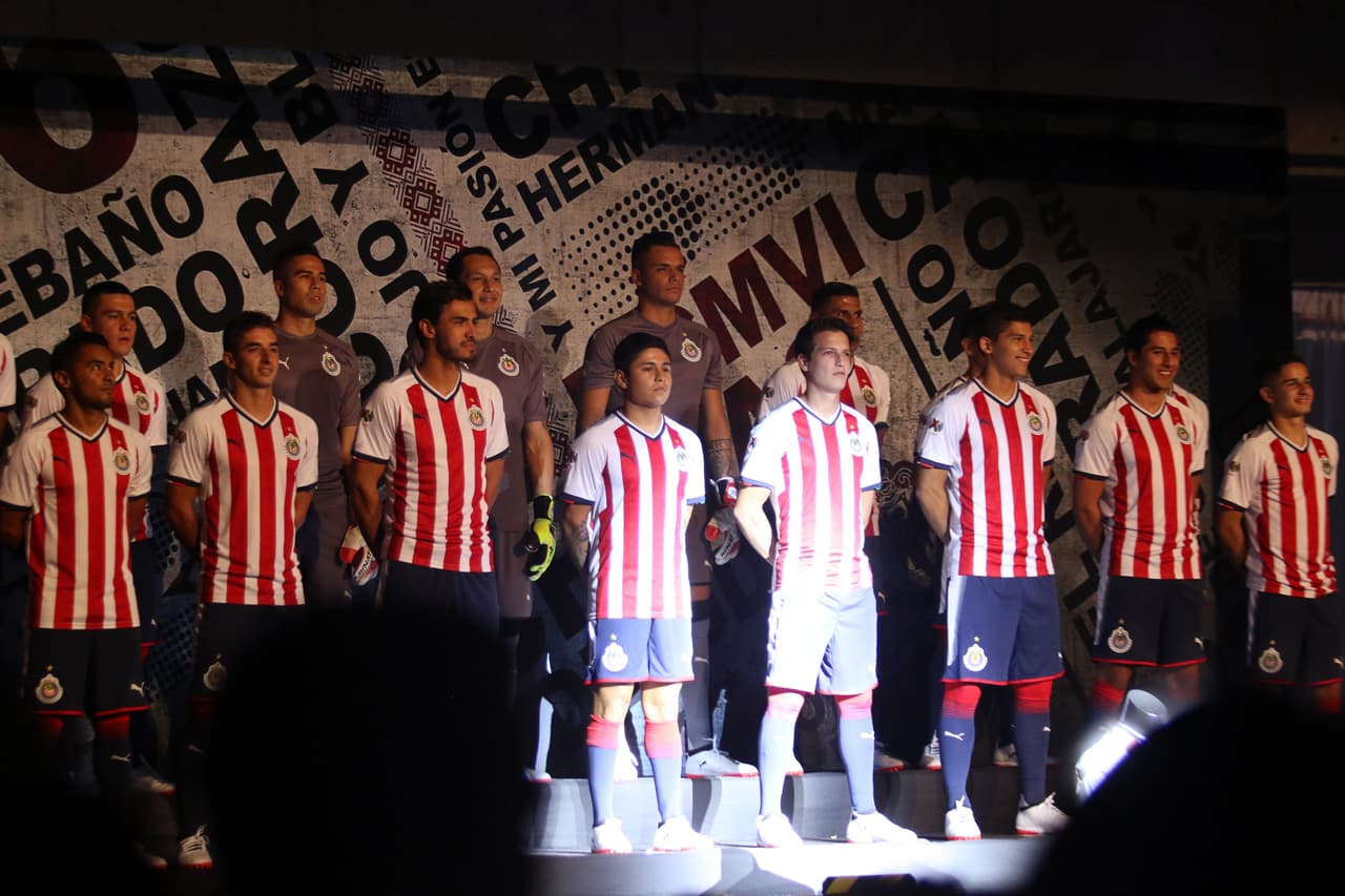 Jugadores destacados del Chiverío como Isaac Brizuela, Oswaldo Alanís, la 'Chofís' López, Carlos Fierro y Carlos Salcido fungieron como modelos de la nueva playera rojiblanca en el evento que se realizó esta noche en la Perla de Occidente.