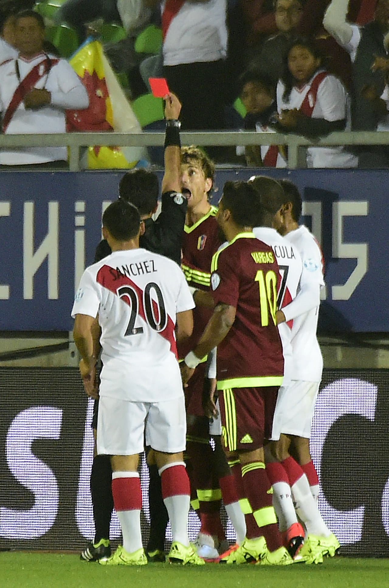 A los 30 minutos de juego fue expulsado Fernando Amorebieta, dejando a Venezuela en desventaja.