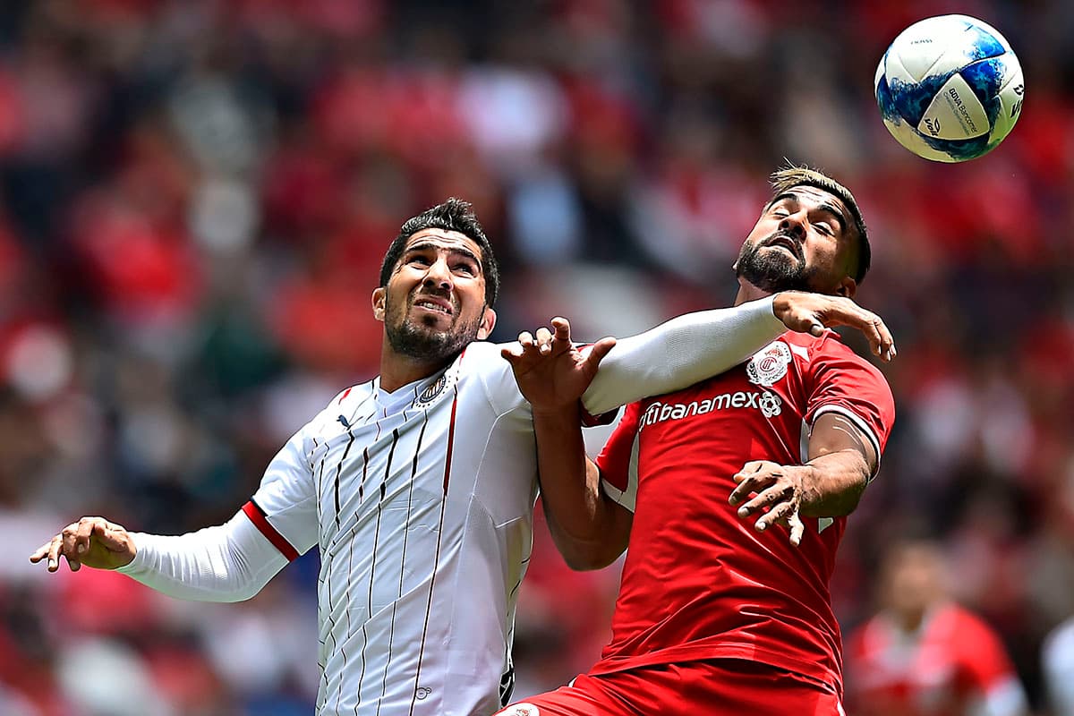 En disputa por el balón Jair Pereira de Chivas (izquierda) y Pedro Canelo (derecha) del Toluca.