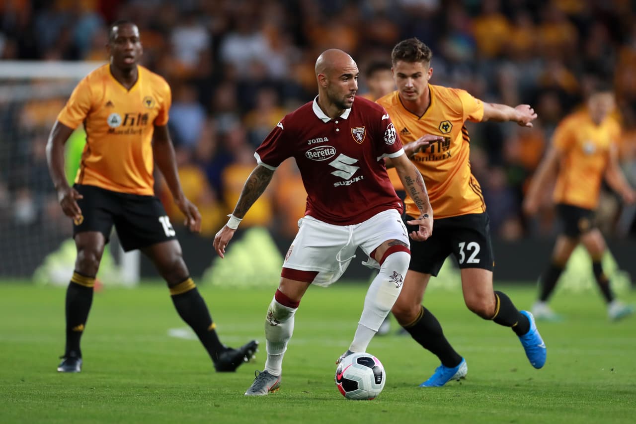Simone Zaza del Torino lucha por el esférico.