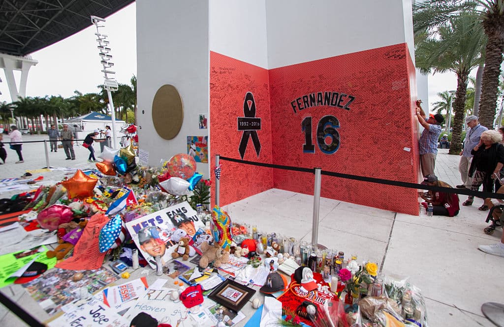 Los seguidores también dejaron múltiples ofrendas en su honor y su memoria, en medio de la tragedia.