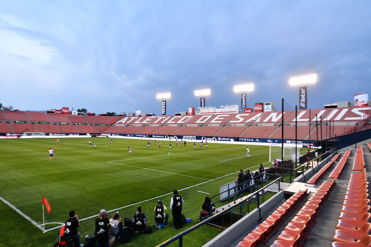 No, no es un entrenamiento. Es el partido oficial entre San Luis y Puebla, el primero que se jugó sin público en el Clausura 2020 producto del COVID-19.