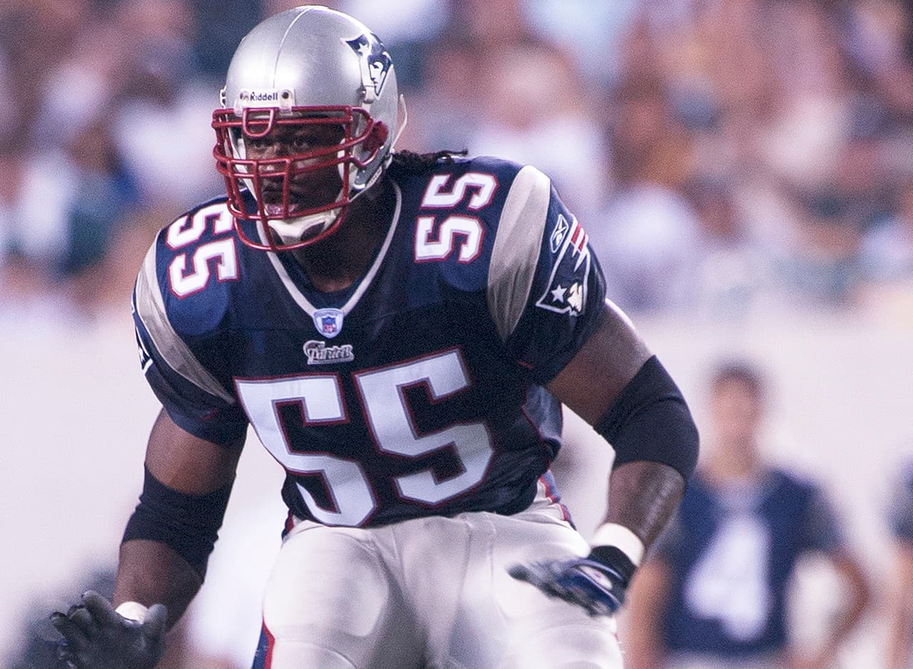 <b>Ala defensiva: WILLIE McGINEST (Patriots, 2000-05)</b>
<br>Como cuarta selección global en 1994 - el primer año de Robert Kraft como dueño de los Patriots - McGinest llegó a Nueva Inglaterra antes que Belichick por seis años. Pero era un colaborador constante en el principio de la era de Belichick. En las cinco temporadas que jugó bajo Belichick, McGinest tuvo 38.5 sacks, la cuarta mayor cifra de cualquier jugador de los Pats desde que Belichick asumió el poder en el 2000. De las 16 capturas en playoffs de McGinest - la mayor en la historia de la NFL - 11.5 vinieron bajo Belichick, incluidos 4,5 contra los Jaguars en 2005, que sigue siendo un récord de un solo juego. Era un gran atleta y es todavía mejor persona.