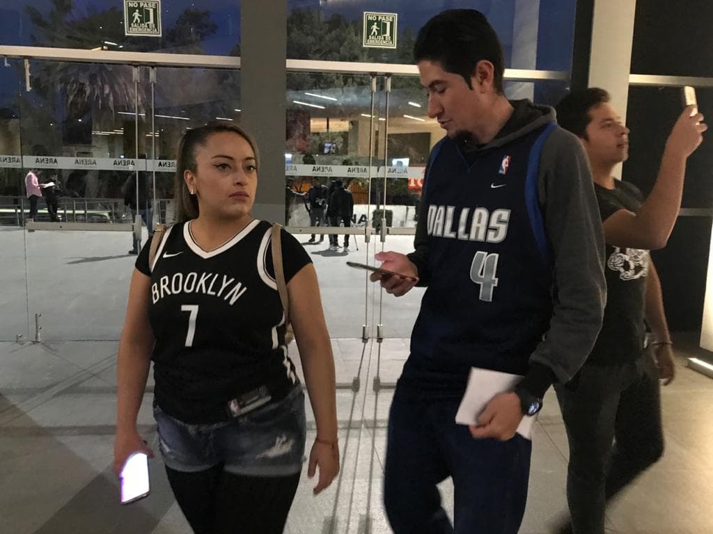 La afición mexicana luce diferentes jerseys, desde LeBron James hasta el de Najera.