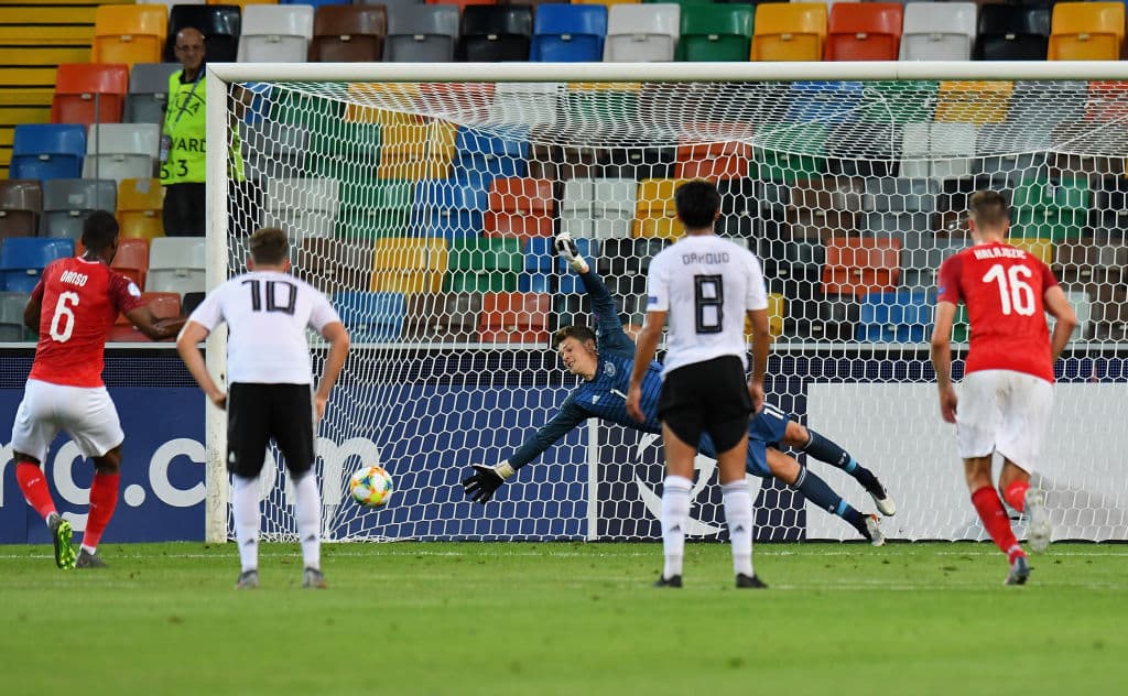 Pero 10 minutos después, se marcó un penalti en favor de Austria y el encargado de patearlo era Kevin Danso.