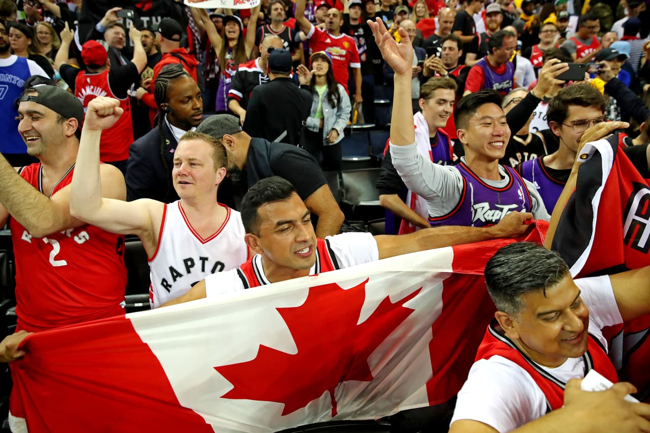 Después del Juego 4 en la Final de la NBA, los fanáticos de los Toronto Raptors estallaron en júbilo en el Oracle Arena al ver que su equipo, comandado por Kawhi Leonard (36 puntos), se puso 3-1 arriba de los Golden State Warriors y acaricia el título.