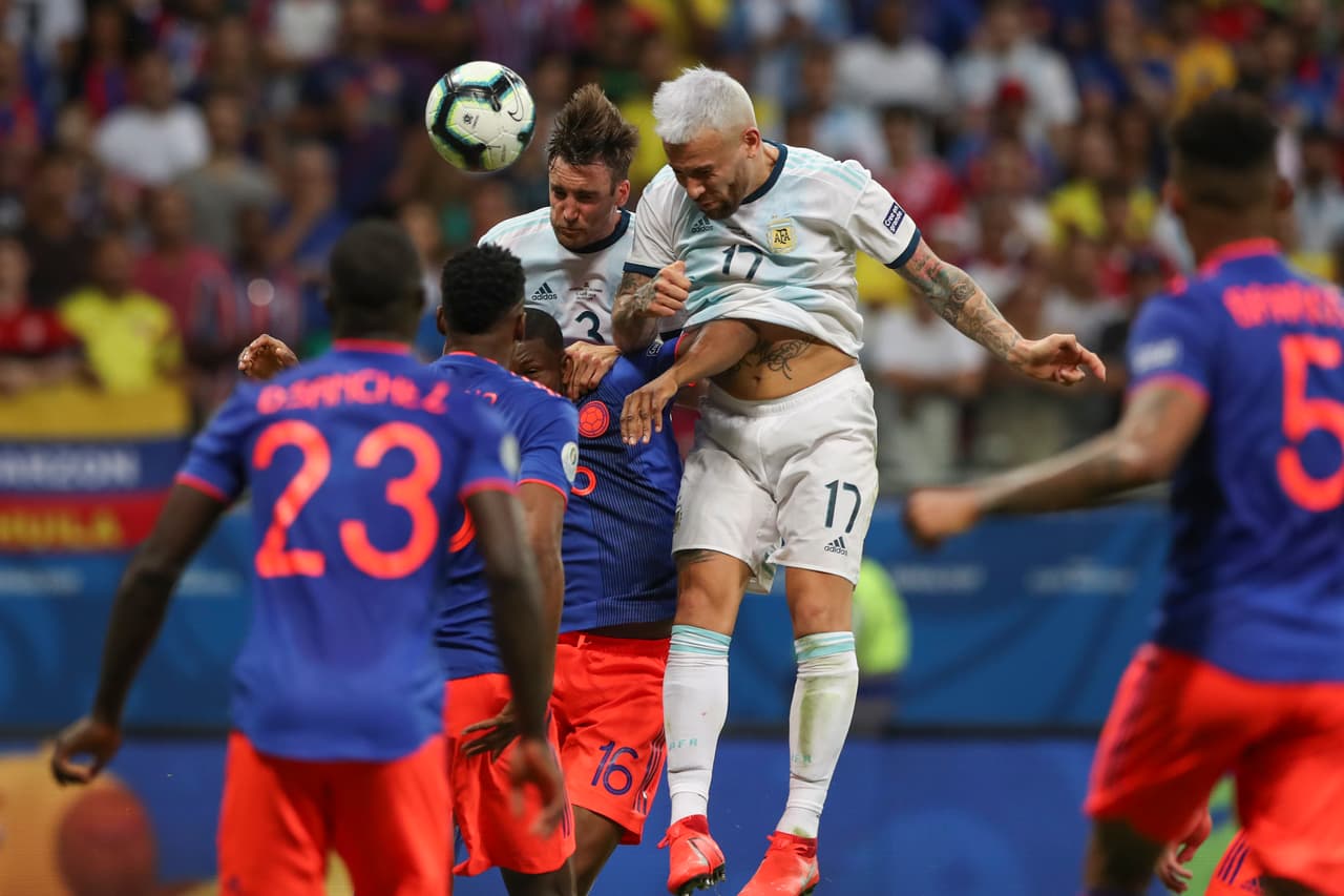 Nicolas Otamendi también estuvo muy cerca de abrir el marcador para Argentina pero Ospina salvó en la línea.