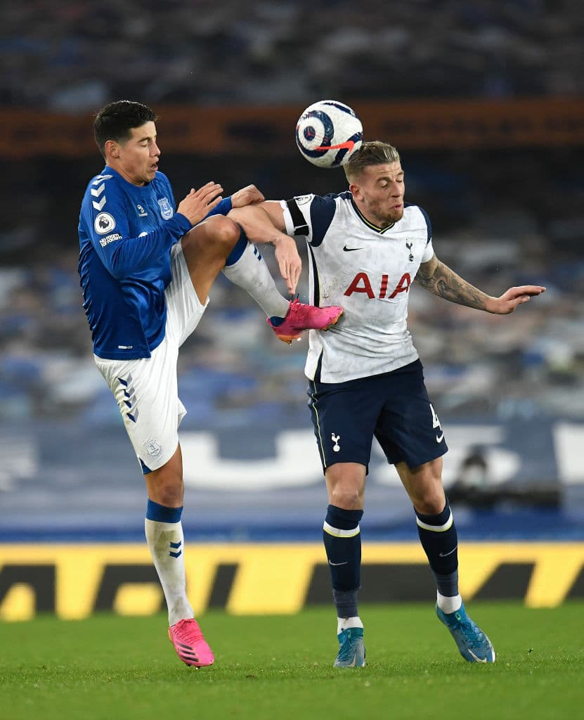 Gylfi Sirgudsson y Harry Kane salen más que encuhafados al terreno de juego y ambos anotan un doblete en el empate 2-2 del Everton y Tottenham de Premier League.