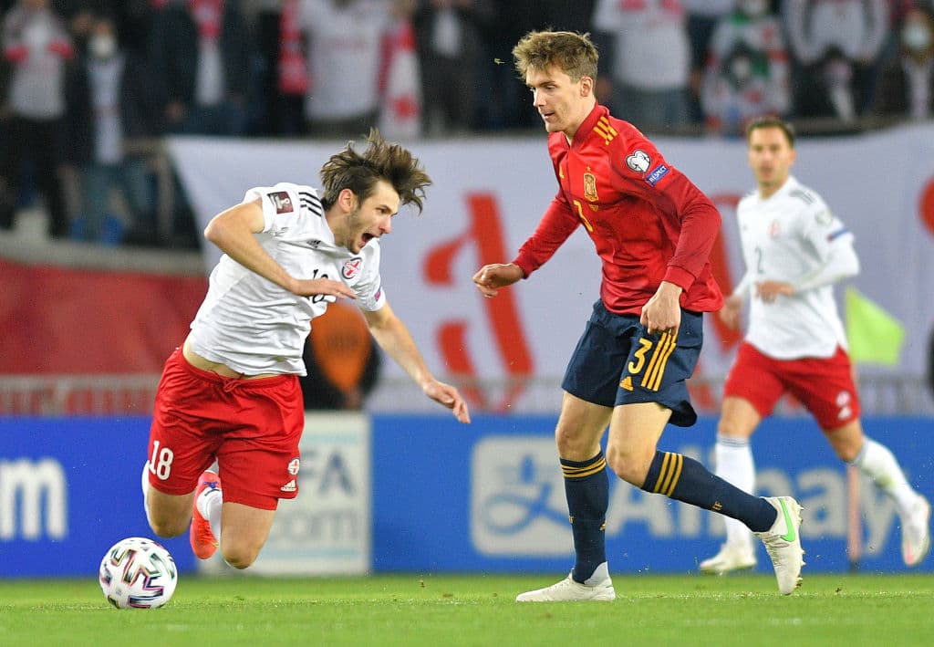 De último minuto, España se impone ante Georgia y se van con 2-1 durante la segunda fecha de eliminatoria rumbo al Mundial de Catar 2021. Kvaratskhelia marcó el primer tanto del encuentro, pero fueron Ferrán Torres y Dani Olmo que salvaron el resultado y victoria para la escuadara española.