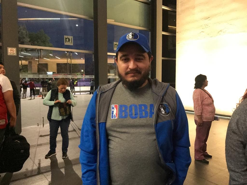 La afición mexicana luce diferentes jerseys, desde LeBron James hasta el de Najera.