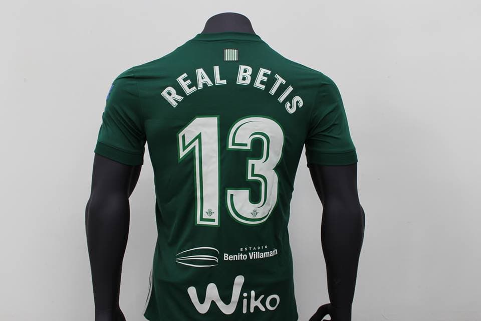 Así se verá su dorsal, con el fondo verde, los números y las letras blancas.