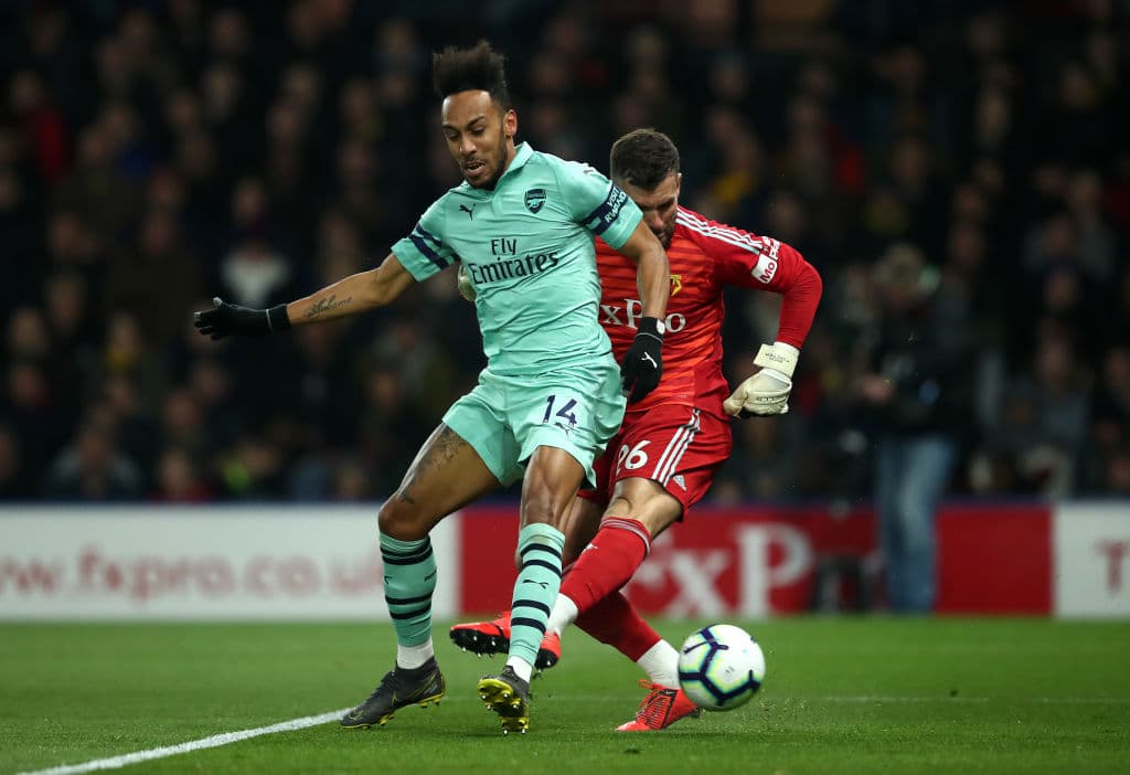 El gabonés Pierre-Emerick Aubameyang ose anticipa a Ben Foster para definir así ante una jugada de rápida toma de decisión y punteando el balón causó estragos el ariete de los Gunners.