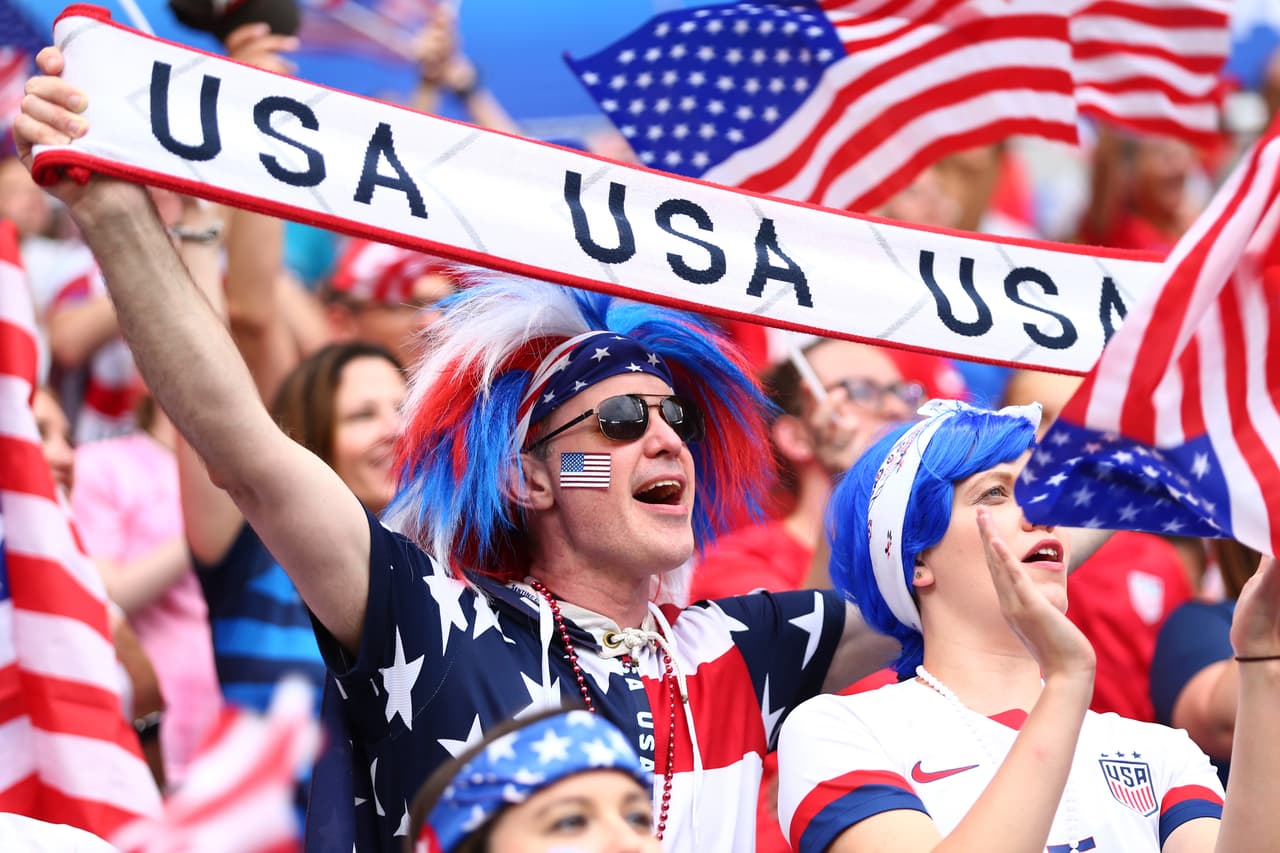 El Estadio de Lyon recibió este martes a los miles de fanáticos estadounidenses e ingleses que van a apoyar a sus equipos en la Semifinal del Mundial Femenino. La gran mayoría llegaron detrás del USWNT, que busca repetir la corona que logró en Canadá 2015.