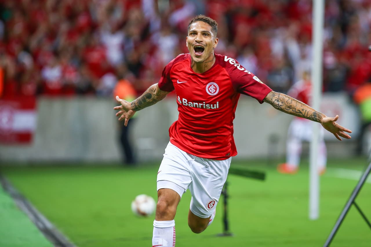 PORTO ALEGRE, BRAZIL - APRIL 9: Paolo Guerrero of Internacional celebrates after scoring the third goal of his team during the match between Internacional v Palestino as part of Copa CONMEBOL Libertadores 2019, at Beira-Rio Stadium on April 9, 2019, in Porto Alegre, Brazil. (Photo by Lucas Uebel/Getty Images)