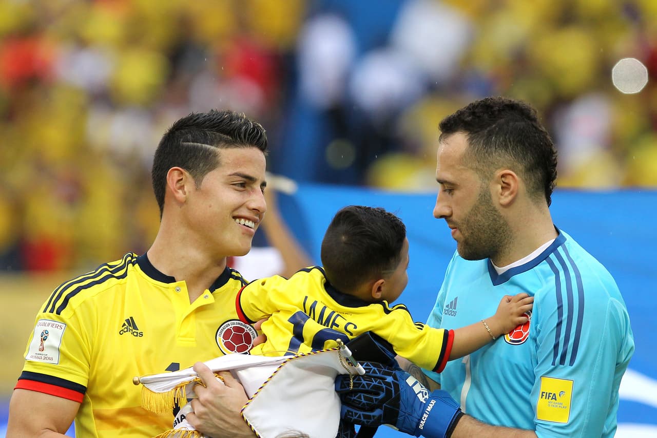 James y David Ospina (Colombia) durante los actos protocolarios en el estadio Metropolitano de Barranquilla. Amistad y familia, ya que el '10' del Madrid es esposo de la hermana del portero del Arsenal.