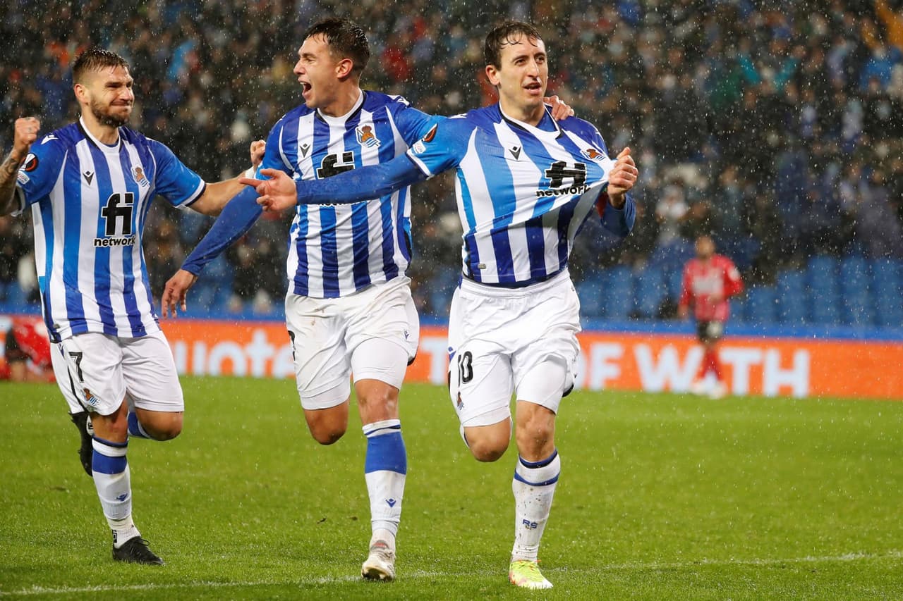 La Real Sociedad derrota al PSV 3-0 con doblete de Oyarzabal y anotación de Sorloth y consigue su pase a dieciseisavos de la UEFA Europa League. El mexicano Erick Gutiérrez abrió puerta para que cayera una de las anotacioines.