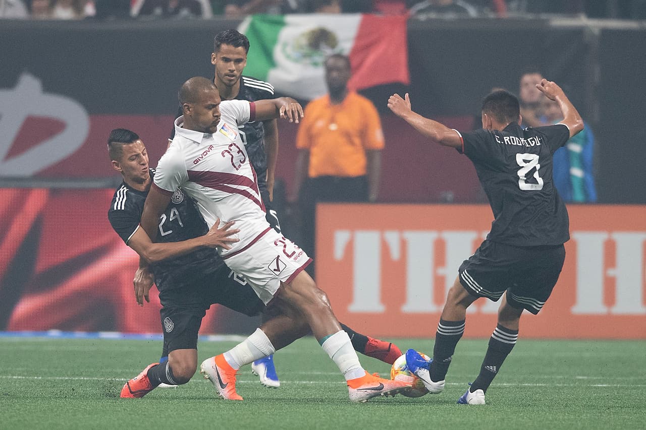 Esto orilló al Tricolor a redoblar esfuerzos en la presión para recuperar la pelota. Aquí haciéndole doble marca a Salomón Rondón, el mejor integrante de la selección Vinotinto.