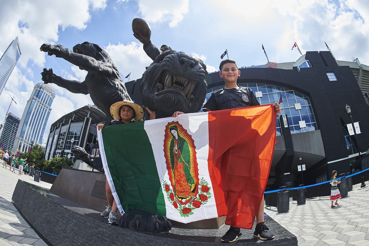 En las afueras del Bank of America Stadium los fanáticos mexicanos se alistan para el juego del Tri contra Martinica por el Grupo A de la Copa Oro.
