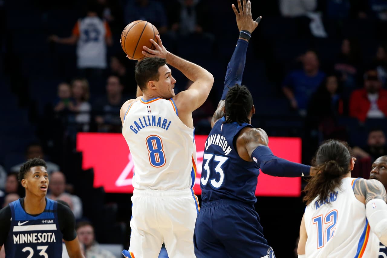 <b>Minnesota Timberwolves 104-117 Oklahoma City Thunder.</b> Danilo Gallinari mira de reojo a Robert Covington que intenta robarle el balón.