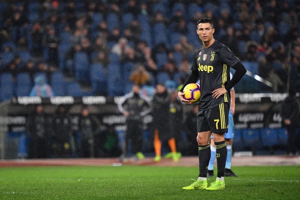 Y a los 87 minutos se marcó un penalti en favor de los Bianconeri. Y el lusitano Cristiano Ronaldo pidió el esférico para patearlo.