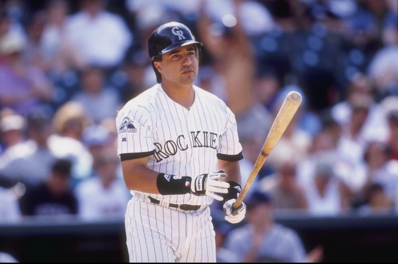 7. El jonronero Vinny Castilla ganó alrededor de 40 millones de dólares en su carrera, destacándose con los Colorado Rockies en 1998 bateando 46 cuadrangulares.