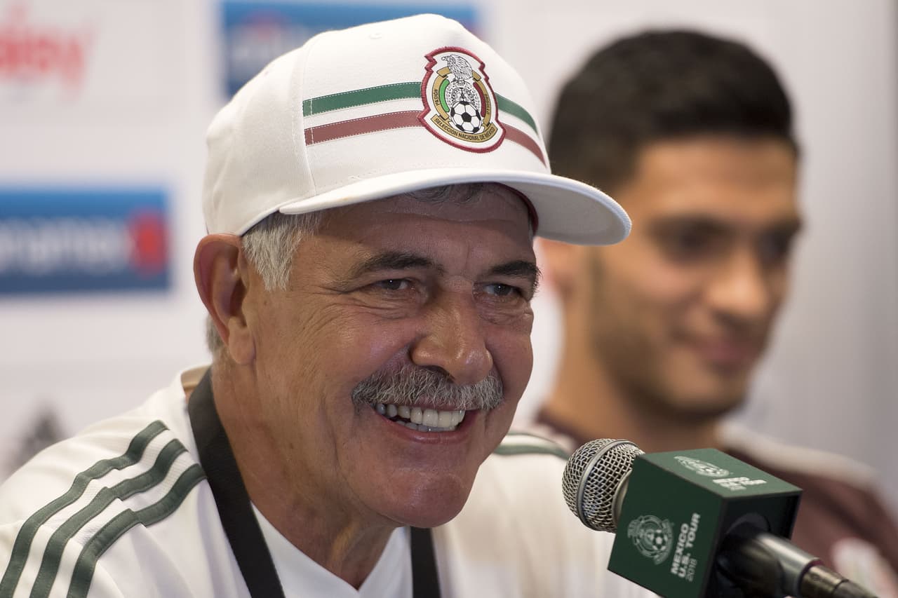 Ferretti le pide a Maradona que enseñe su experiencia a los jóvenes en México