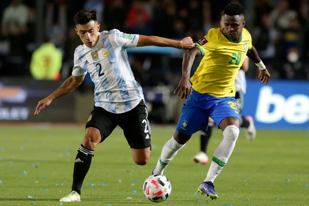 Argentina no logra demostrar su futbol en casa y Brasil se queda a centímetros de robarles los piuntos en el empate 0-0.