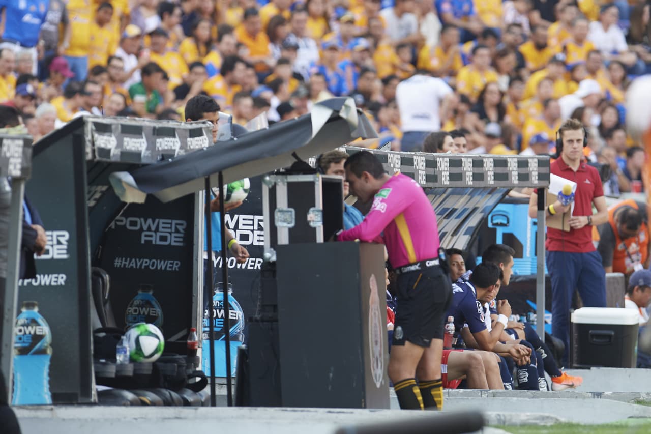 Apenas a los ocho minutos tuvo trabajo el árbitro Marco Antonio Ortíz, que revisó en el VAR una supuesta mano en el área de Rayados. Finalmente no hubo penal.
