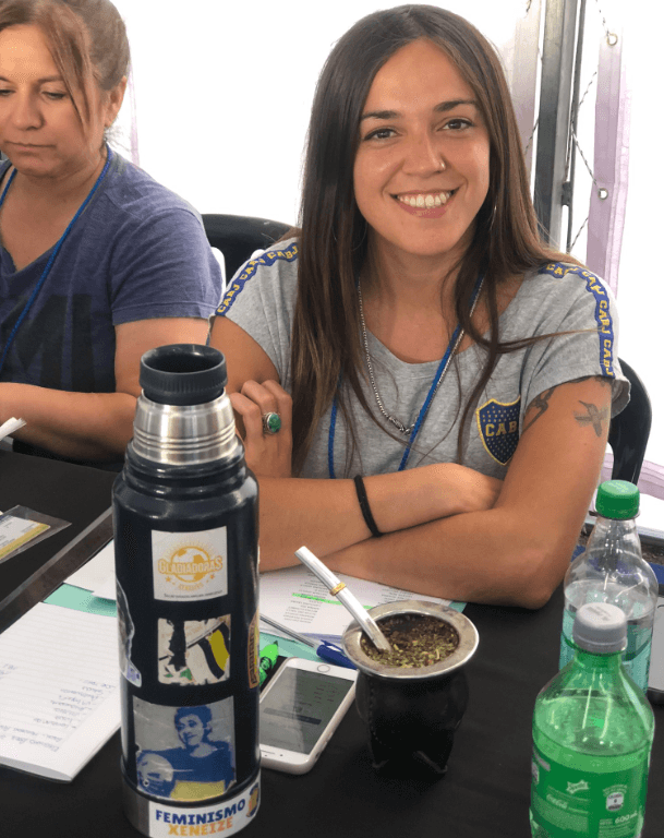 En las mesas, mate y alegría para la votación. Presente el 'Feminismo Xeneize'.