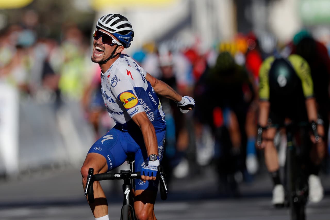 El francés Julian Alaphilippe, celebra su primer lugar durante la segunda etapa del Tour de Francia.