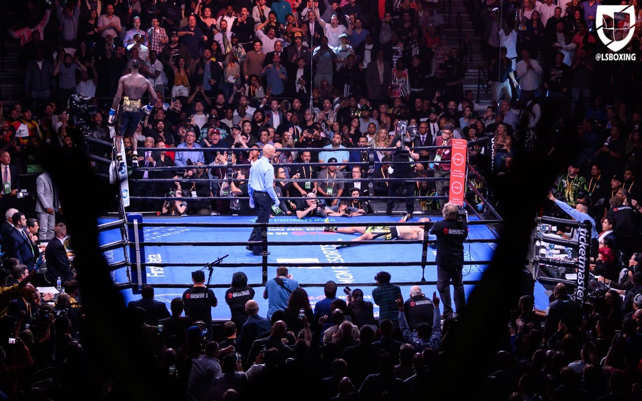 Deontay 'The Bronze Bomber' Wilder cumplió su promesa de noquear a Dominic Breazeale en la velada llevada a cabo en Nueva York. Al campeón del CMB le bastó un round para hacerlo.