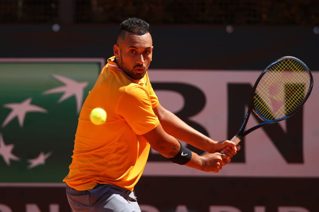 “Un día muy agitado”, escribió Kyrgios en su cuenta de Instagram. “La emoción del momento pudo más conmigo y sólo quiero decir que el ambiente era de locos hoy, muy desafortunado que acabó en una descalificación. Lo lamento Roma, espero verles, quizás”.