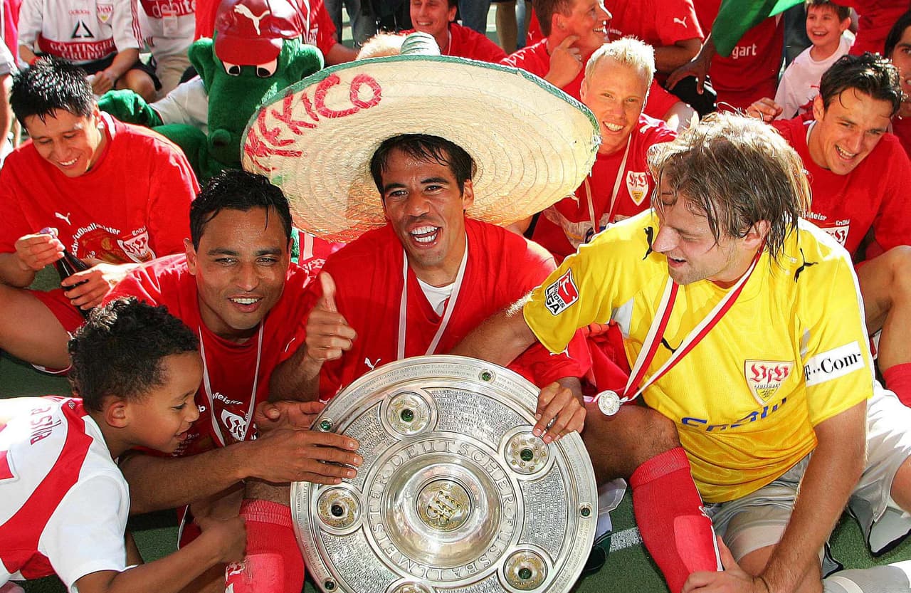 El mexicano Pavel Pardo (centro) y Ricardo Osorio (fuera de la foto) fueron campeones con el Stuttgart en la temporada 2006/07.