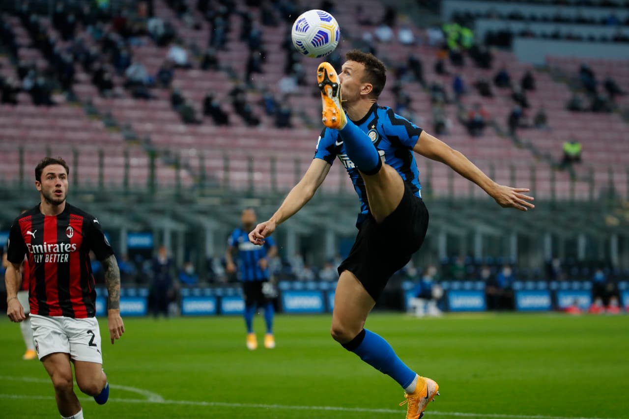 El primer gol de Zlatan (13’, 16’) fue cobrando un penal que atajaba Handanovic, pero el sueco la metió en un segundo toque; el segundo fue de una espectacular volea. Lukaku (29’) descontó por el Inter. Milan se medirá al Celtic en la Europa League y el Inter enfrentará al Mönchengladbach en la Champions.