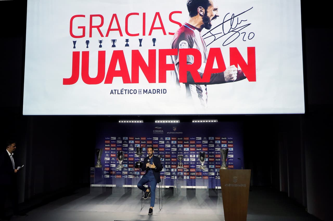 Este jueves, en una emotiva conferencia de prensa, Juanfran Torres dijo adiós a su etapa como jugador del Atlético de Madrid asegurando que volverá pronto por todo lo que le dio el club en su carrera profesional. El lateral, que aún no confirma su próximo destino, se marcha con siete títulos entre los cuales hay una Liga y dos Europa League.