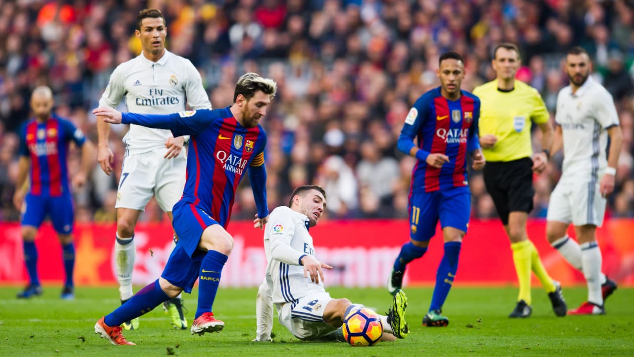 BARCELONA, SPAIN - DECEMBER 03: Lionel Messi of FC Barcelona fights for the ball with Mateo Kovacic of Real Madrid CF during the La Liga match between FC Barcelona and Real Madrid CF at Camp Nou stadium on December 3, 2016 in Barcelona, Spain. (Photo by Alex Caparros/Getty Images)