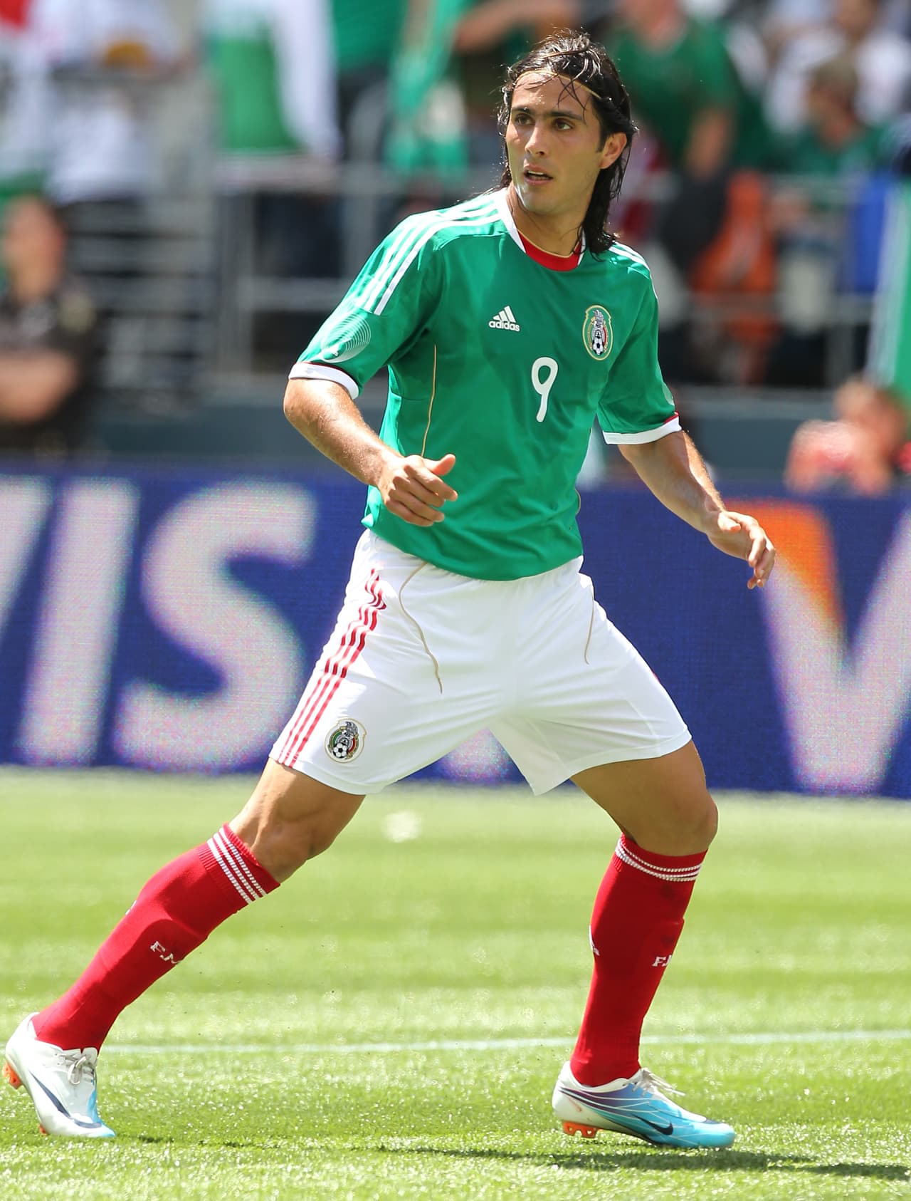 De entre los seleccionados por el Piojo Herrera para representar a México en la Copa Oro, nosotros decidimos elegir a los galanes que han vestido la camisola del Tri y han conquistado corazones en su paso: el Chicharito Hernández, Rafa Márquez, Memo Ochoa y Aldo de Nigris.