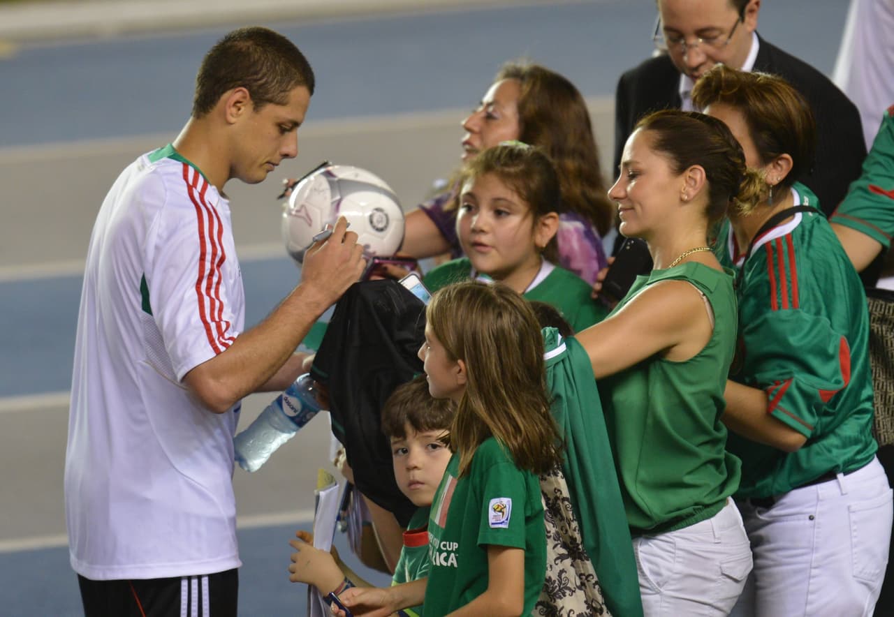 De entre los seleccionados por el Piojo Herrera para representar a México en la Copa Oro, nosotros decidimos elegir a los galanes que han vestido la camisola del Tri y han conquistado corazones en su paso: el Chicharito Hernández, Rafa Márquez, Memo Ochoa y Aldo de Nigris.