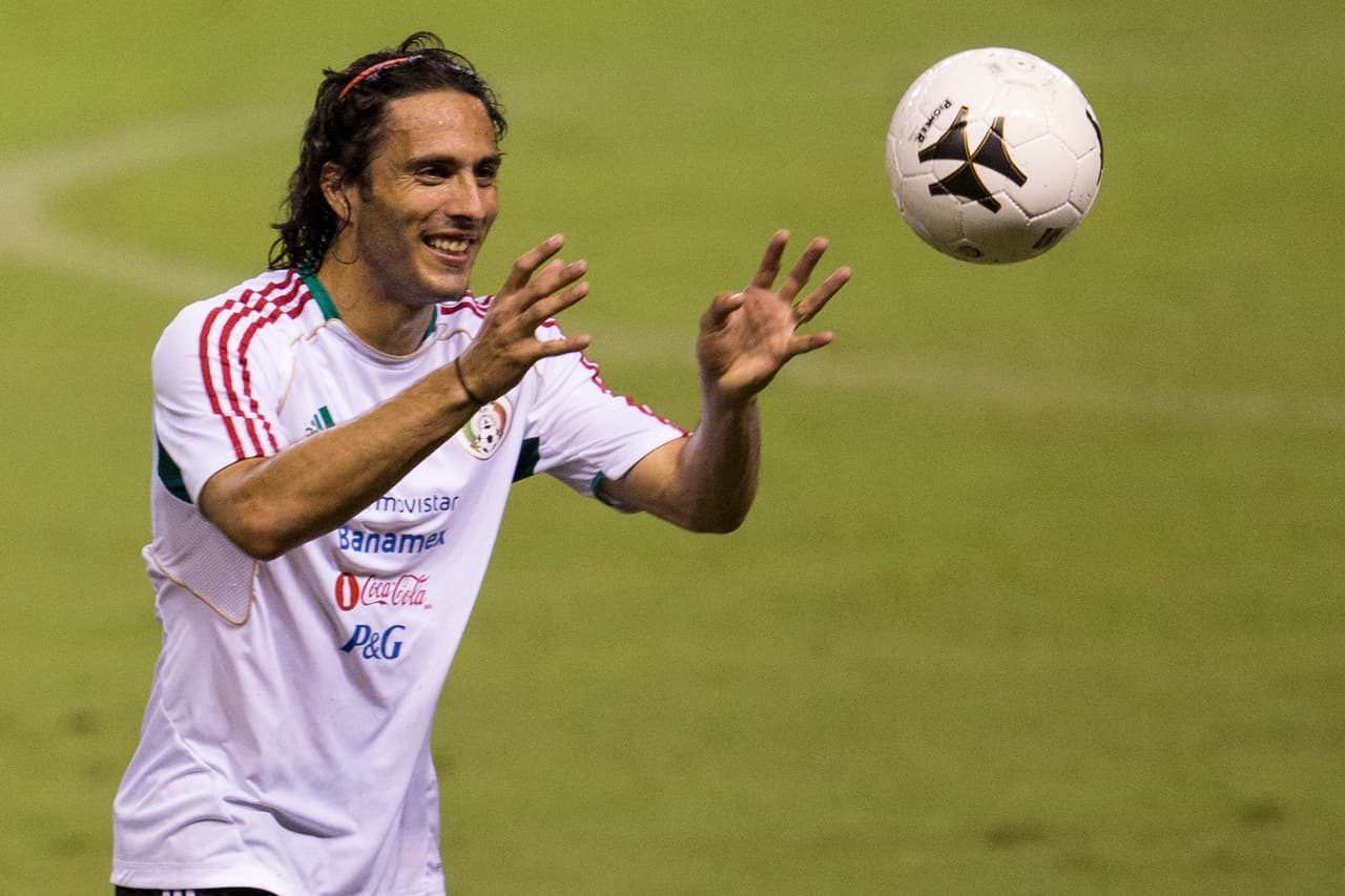 De entre los seleccionados por el Piojo Herrera para representar a México en la Copa Oro, nosotros decidimos elegir a los galanes que han vestido la camisola del Tri y han conquistado corazones en su paso: el Chicharito Hernández, Rafa Márquez, Memo Ochoa y Aldo de Nigris.