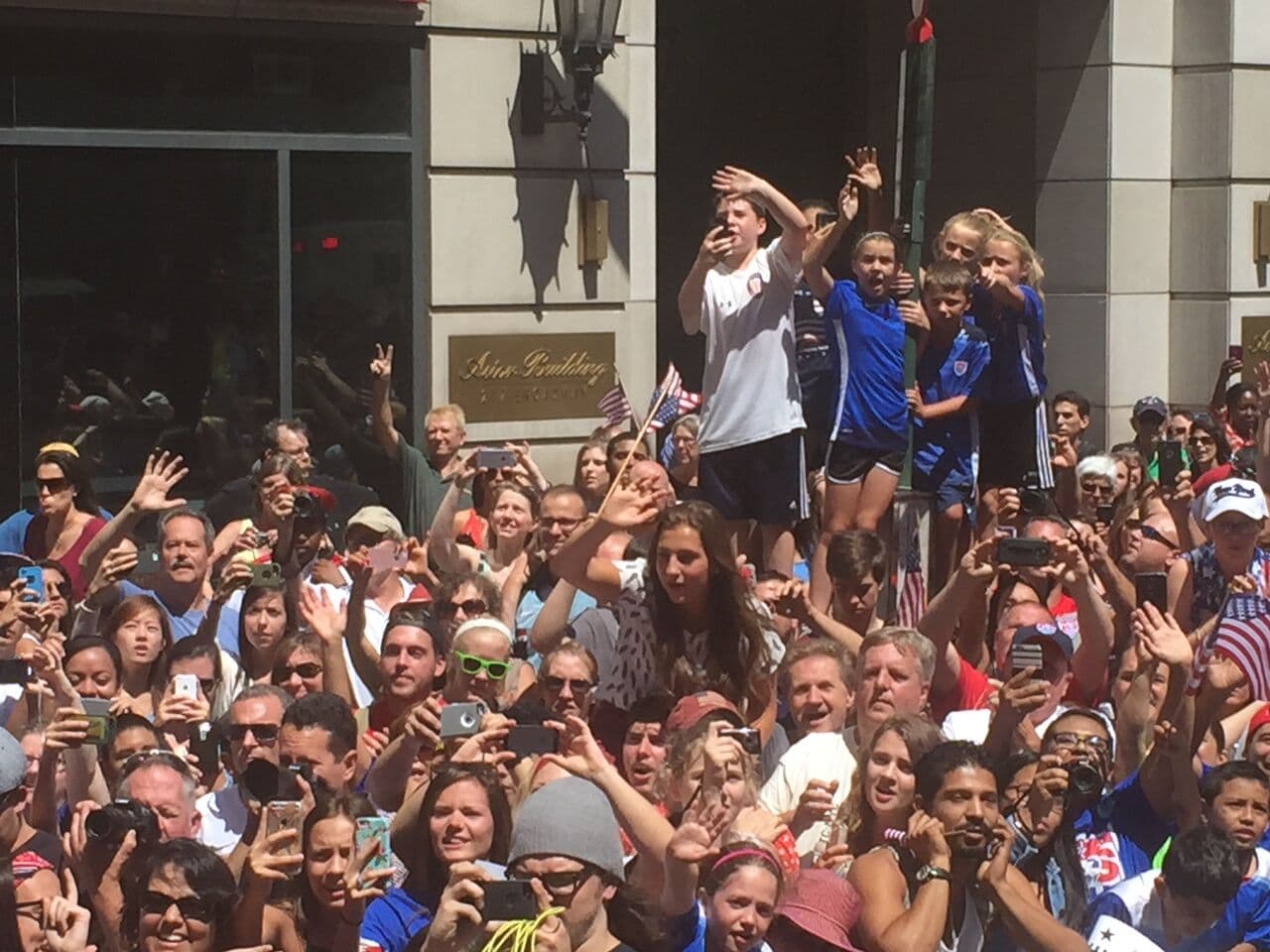 Miles de fans se congregaron en el bajo Manhattan para felicitar a la Selección Femenina de los Estados Unidos, campeonas del mundo 2015.