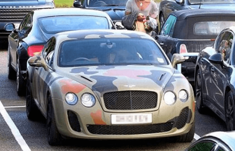 Un estilo muy diferente tenía el italiano Mario Balotelli con su Bentley camuflado.